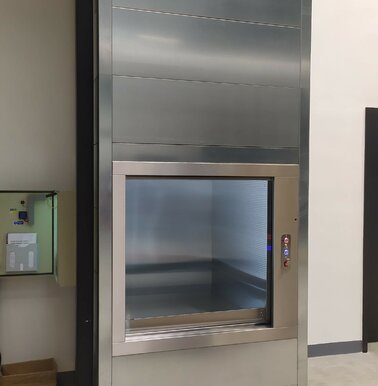 Malý nákladní výtah v průmyslu Malý nákladní výtah v průmyslu